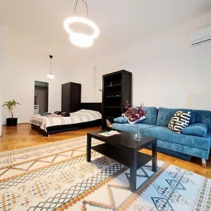  Apartman Hero's Square